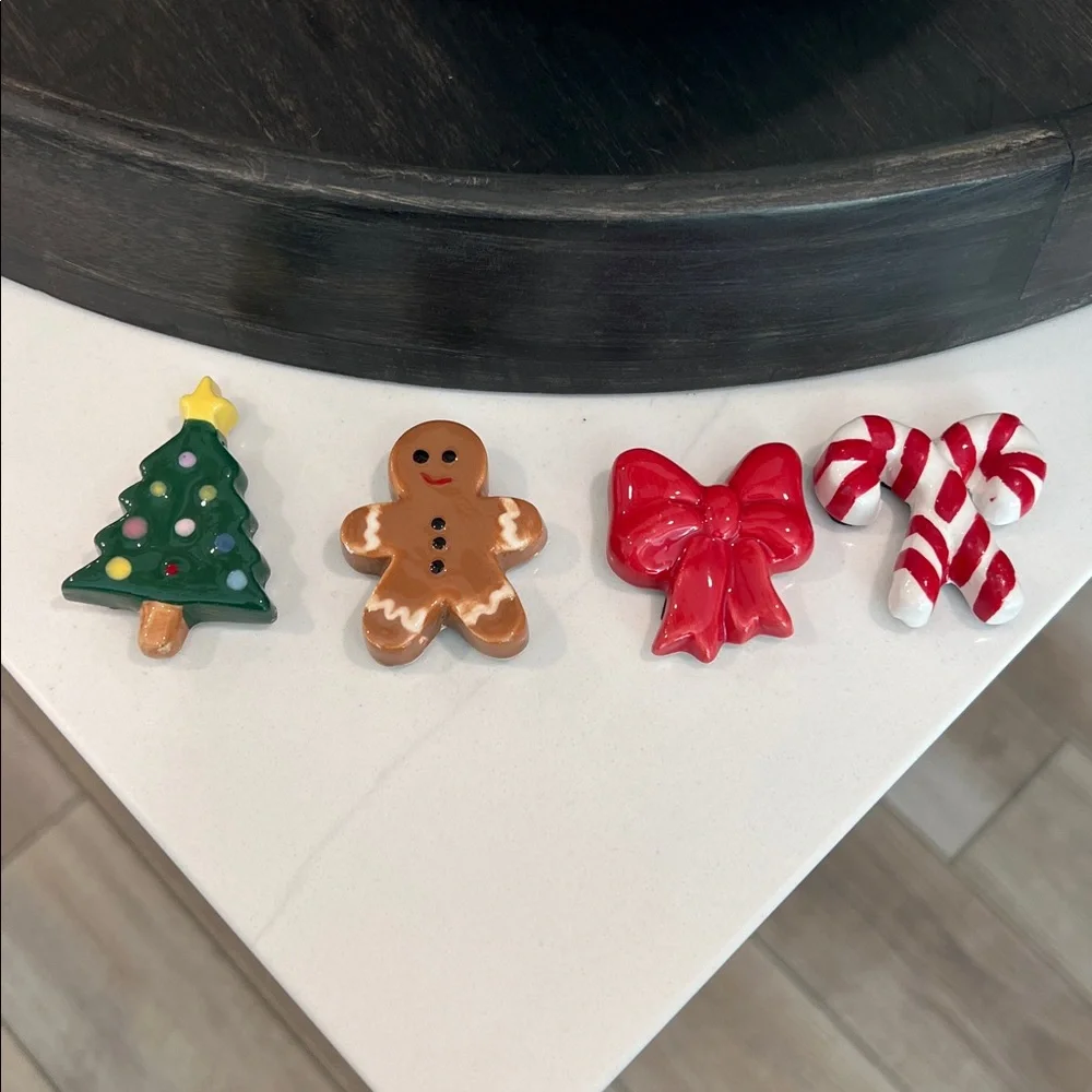 🎄🫚🎀 So. Cute. Ceramic.4pc Magnets..